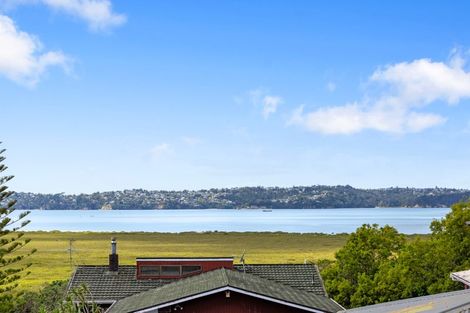 Photo of property in 43 Rewarewa Road, Te Atatu Peninsula, Auckland, 0610