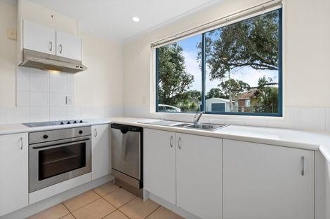 Photo of property in 2 Reid Road, New Lynn, Auckland, 0600