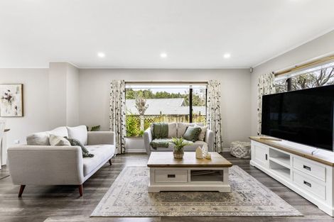 Photo of property in 12 La Roche Place, Northcote, Auckland, 0627