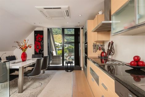 Photo of property in 2/6 Marine Parade, Mount Maunganui, 3116
