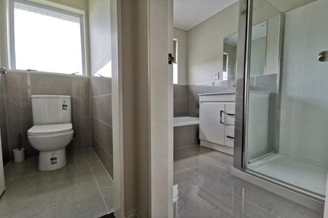 Photo of property in 12 Evesham Place, Newlands, Wellington, 6037