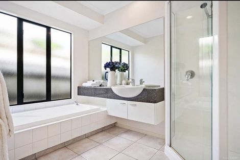 Photo of property in 8 Isaac Place, East Tamaki Heights, Auckland, 2016