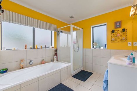 Photo of property in 8 Checketts Place, Papamoa Beach, Papamoa, 3118