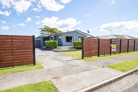 Photo of property in 28 Darlington Street, Ngatea, 3503