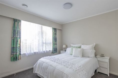 Photo of property in 96 Churton Drive, Churton Park, Wellington, 6037