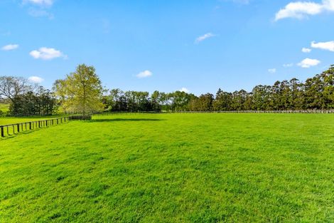 Photo of property in 744 Waitakere Road, Kumeu, 0891