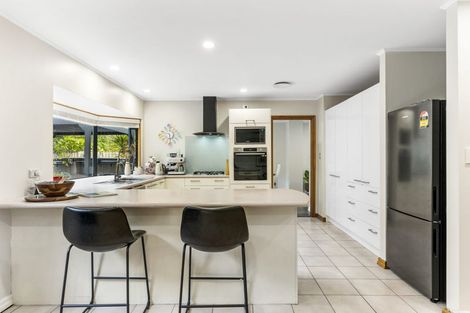 Photo of property in 12 La Roche Place, Northcote, Auckland, 0627