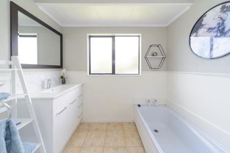 Photo of property in 73 Hillcrest Drive, Kelvin Grove, Palmerston North, 4414