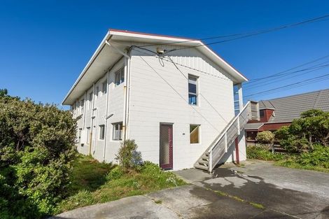 Photo of property in 105f4 Apu Crescent, Lyall Bay, Wellington, 6022