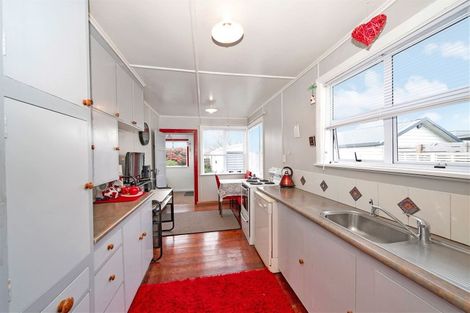 Photo of property in 10 Robbins Crescent, Hawera, 4610