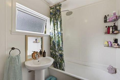 Photo of property in 15 Simons Street, Moturoa, New Plymouth, 4310