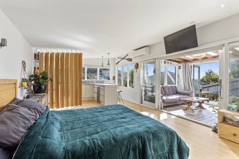 Photo of property in 25 Hungerford Road, Lyall Bay, Wellington, 6022