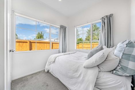 Photo of property in 2/56 Northcote Road, Northcote, Auckland, 0627