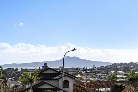 Photo of property in 23 Gillard Place, Eastern Beach, Auckland, 2012