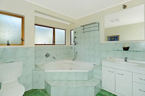 Photo of property in 16 Lake Road, Northcote, Auckland, 0627