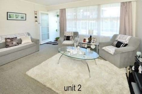 Photo of property in 81 Pupuke Road, Northcote, Auckland, 0627