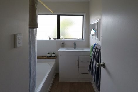 Photo of property in 17a Riserra Drive, Ranui, Auckland, 0612