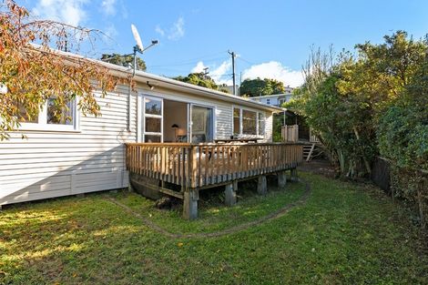 Photo of property in 129 Ruskin Road, Newlands, Wellington, 6037