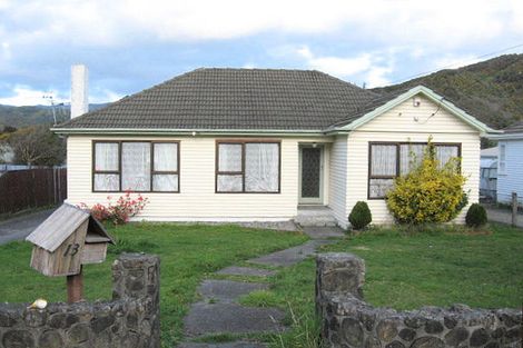 Photo of property in 13 Lees Grove, Wainuiomata, Lower Hutt, 5014