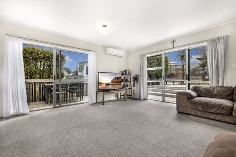 Photo of property in 23 Luckens Road, West Harbour, Auckland, 0618