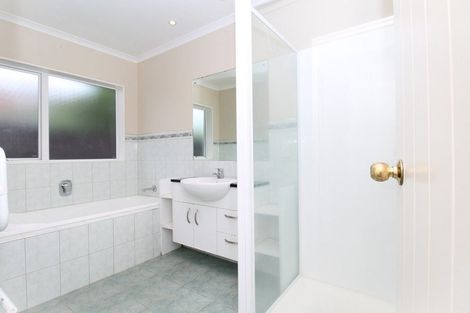 Photo of property in 2 Cambrian Crescent, Flat Bush, Auckland, 2016
