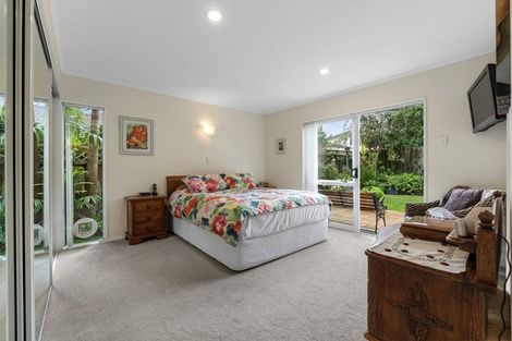 Photo of property in 2/10 Javelin Place, West Harbour, Auckland, 0618
