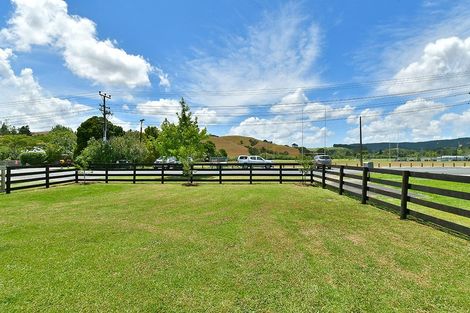 Photo of property in 129 Awaroa Road, Helensville, 0800