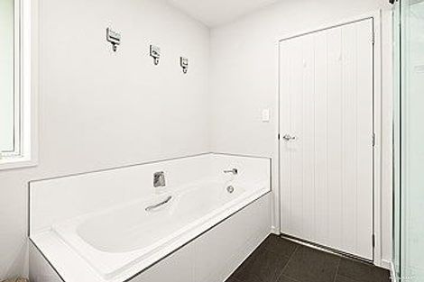 Photo of property in 17 Modello Lane, Waiuku, 2123