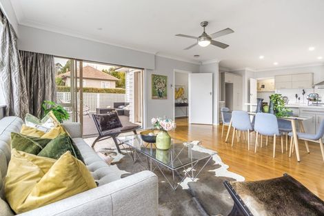 Photo of property in 1/206 Onewa Road, Birkenhead, Auckland, 0626