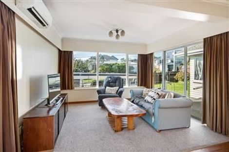 Photo of property in 37 Kenmore Street, Newlands, Wellington, 6037