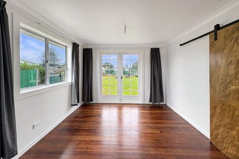 Photo of property in 14 Egmont Street, Castlecliff, Whanganui, 4501