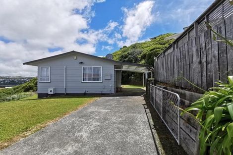 Photo of property in 12 Evesham Place, Newlands, Wellington, 6037