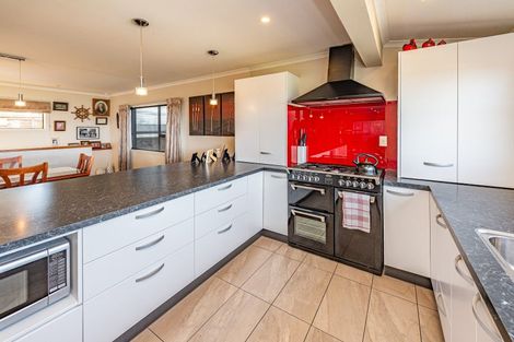 Photo of property in 10 Okiwa Terrace, Waiinu Beach, Whanganui, 4588