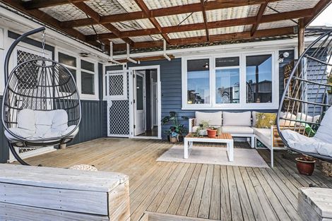 Photo of property in 902 Grove Road, Mayfair, Hastings, 4122
