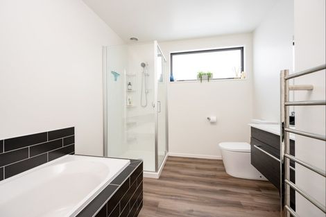 Photo of property in 17 Mount Creighton Crescent, Wanaka, 9305