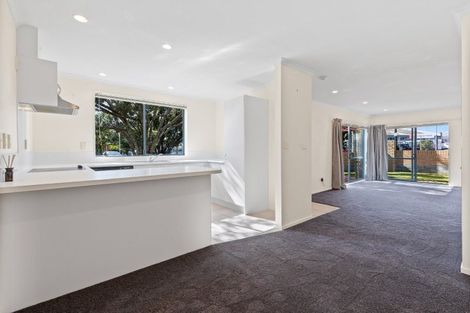 Photo of property in 2 Reid Road, New Lynn, Auckland, 0600