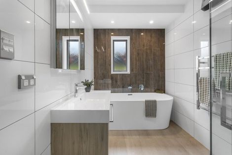 Photo of property in 22 Drayton Drive, Mount Pleasant, Christchurch, 8081