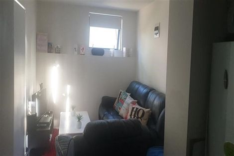 Photo of property in 5 Fernhaven Place, Massey, Auckland, 0614