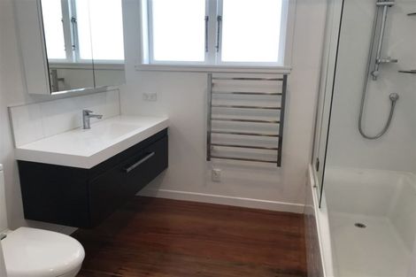 Photo of property in 27 Ellice Road, Totara Vale, Auckland, 0629