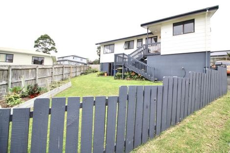 Photo of property in 8 Louise Place, West Harbour, Auckland, 0618