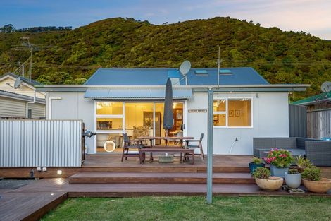 Photo of property in 64 Oroua Street, Eastbourne, Lower Hutt, 5013