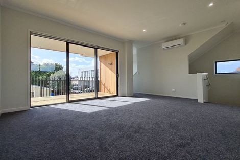 Photo of property in 8/5 Peachgrove Road, Te Atatu Peninsula, Auckland, 0610