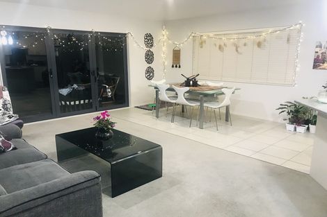 Photo of property in 51 Queen Mary Avenue, New Lynn, Auckland, 0600