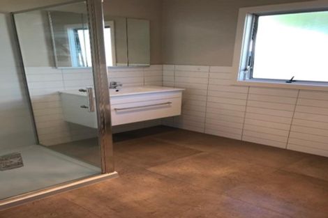 Photo of property in 21 Meadowood Drive, Unsworth Heights, Auckland, 0632