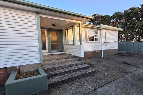 Photo of property in 18 Lyndfield Lane, Newlands, Wellington, 6037