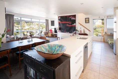 Photo of property in 28 Tiketike Way, Brooklyn, Wellington, 6021