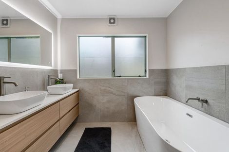 Photo of property in 24 Goldfinch Rise, Unsworth Heights, Auckland, 0632