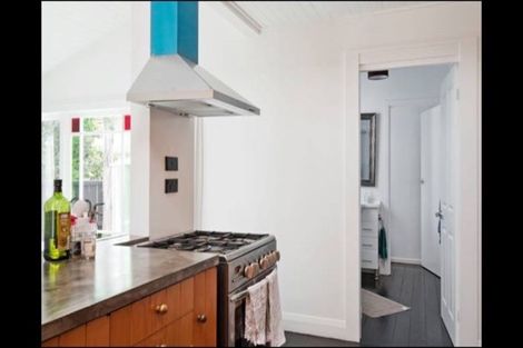 Photo of property in 34 Onewa Road, Northcote Point, Auckland, 0627