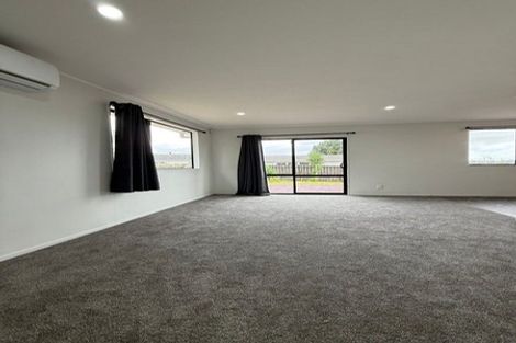 Photo of property in 1/4 Eulogy Place, Randwick Park, Auckland, 2105