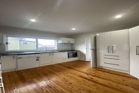 Photo of property in 33 Wharf Road, Te Atatu Peninsula, Auckland, 0610